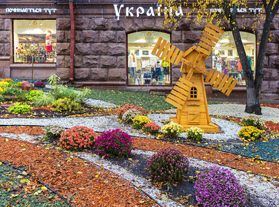 花的乌克兰基辅2017年月在乌克兰基辅市中心乌克兰开店入口前的花棚和木制磨坊位于乌克兰基辅市中心乌克兰商店前面的基辅亮色地带中心背景图片