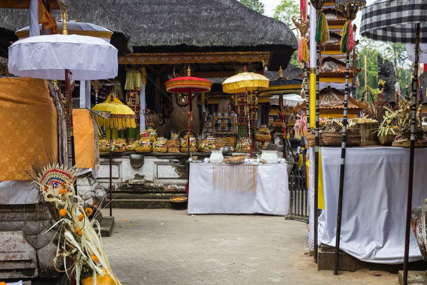 装饰品旅行向印度尼西亚神灵赠送传统祭品在寺庙中献花水果和香棒向印度尼西亚神教徒献送佛巴厘传统祭品在寺庙里献花水果和香棍文化图片