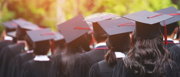 亚洲人大学毕业生典礼概念教育祝贺毕业仪式向大学毕业生表示祝贺在大学毕业生中获得帽子的试射率为108百分比高学生图片