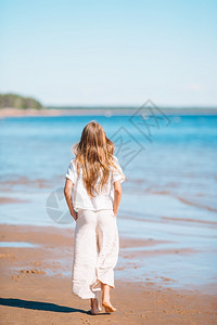 女子在海边度假图片