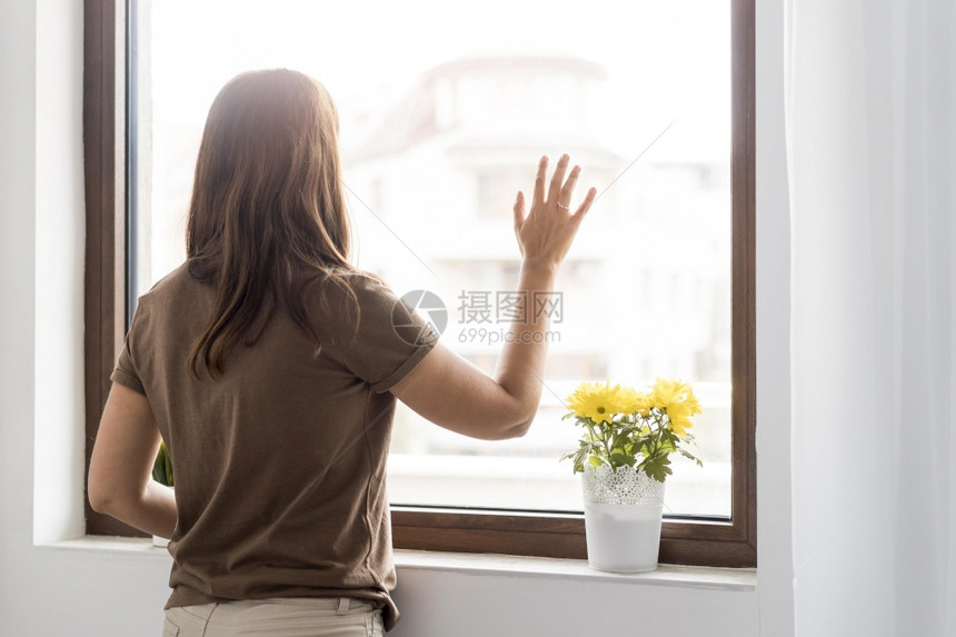 案例妇女隔离家透过窗户看高分辨率照片妇女隔离家透过窗户看高质量照片年轻的图片
