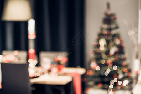 居家圣诞树装饰模糊场景图片