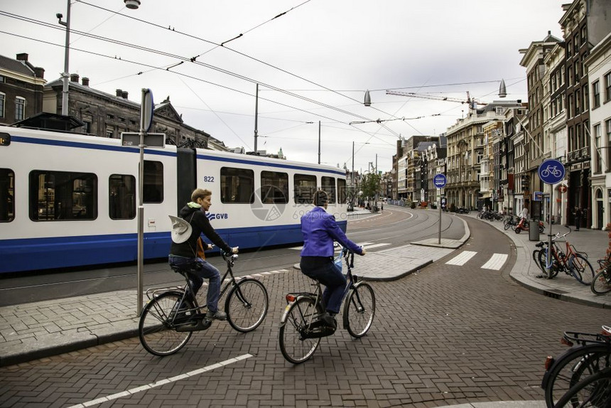 传统的荷兰阿姆斯特丹2016年9月5日位于城市街道夏季欧洲的富集主义交通堵车旅行铁路图片