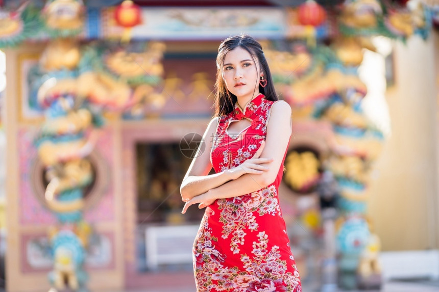 人们传统的身着新年节在泰中神庙举办新年庆典红传统香藏装饰的亚裔年轻女子她的长相笑脸如肖像般美丽幸福图片