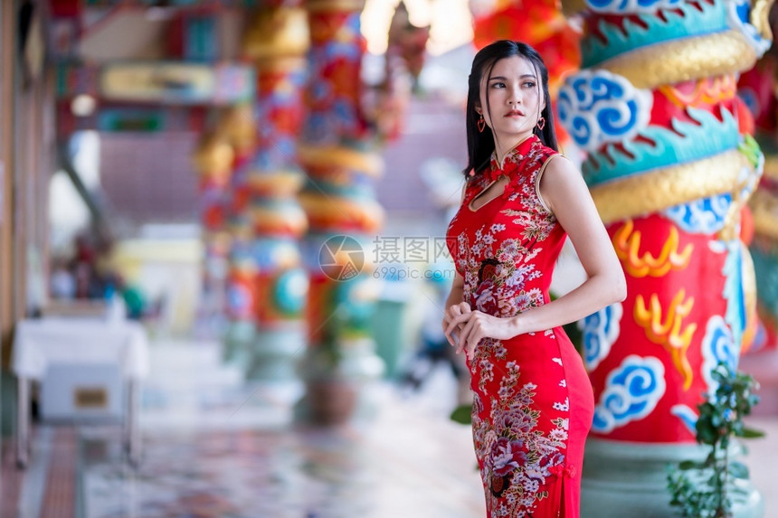 戏服微笑假期身着新年节在泰中神庙举办新年庆典红传统香藏装饰的亚裔年轻女子她的长相笑脸如肖像般美丽图片