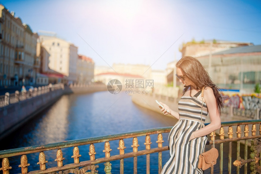 欧洲城市夏季水边的漂亮女人圣彼得堡户外夏季水边的美丽女人夏天水边的女人圣彼得堡俄罗斯幸福早晨图片