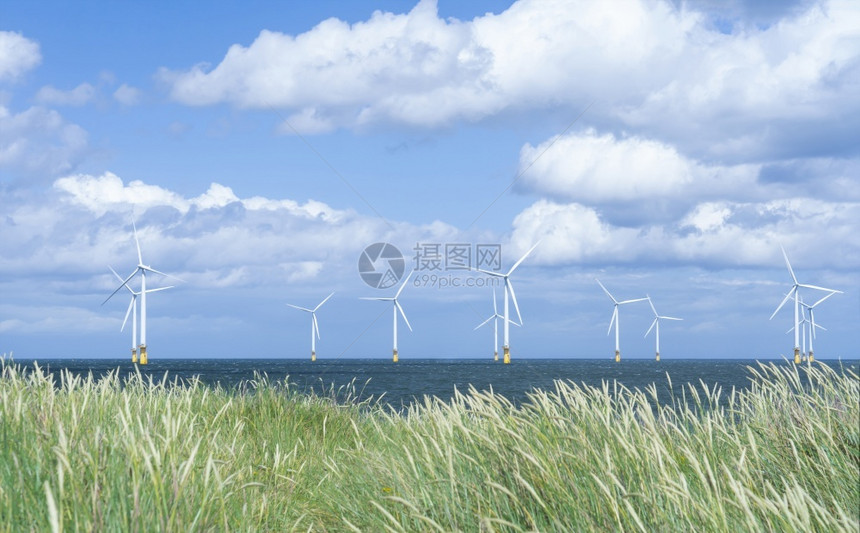 海岸线滩创新洋的景风车农场浮涡轮机一行联合王国Middbrough的Landscaf离岸风涡轮机图片