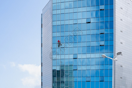 维护窗口清洁工在玻璃外面作暂停清理概念的扫摩天大楼刷子图片