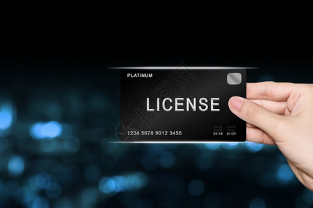 品牌授权证书模糊背景上的白金卡手取许可证法律专利营销设计图片