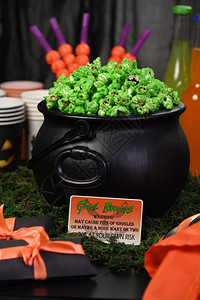 Cauldron绿色甜爆米花供食人和万圣节吃美味的爬行快乐图片