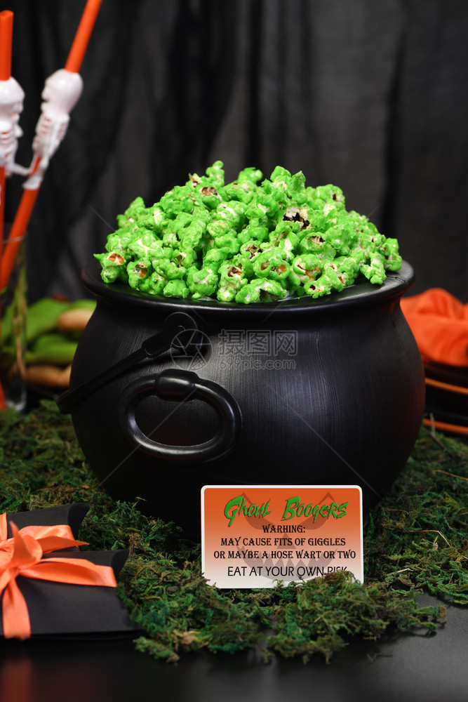Cauldron绿色甜爆米花供食人和万圣节吃锅自制食尸鬼图片