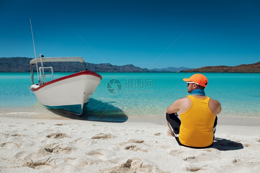 坐在天堂海滩上白沙松黄海和蓝天空的年轻人墨西哥PlayaIslaCoronado快乐的影响者游客图片