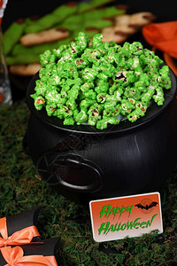 纤巧Cauldron绿色甜爆米花供食人和万圣节吃传统天图片