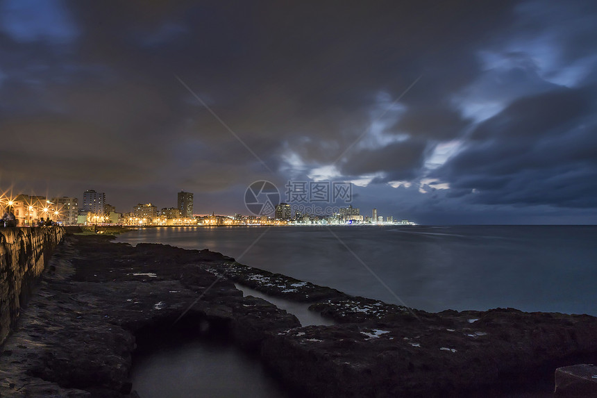 穿过哈瓦那海边的天际线在夜间照亮从海湾对面SeenSeen支撑户外图片