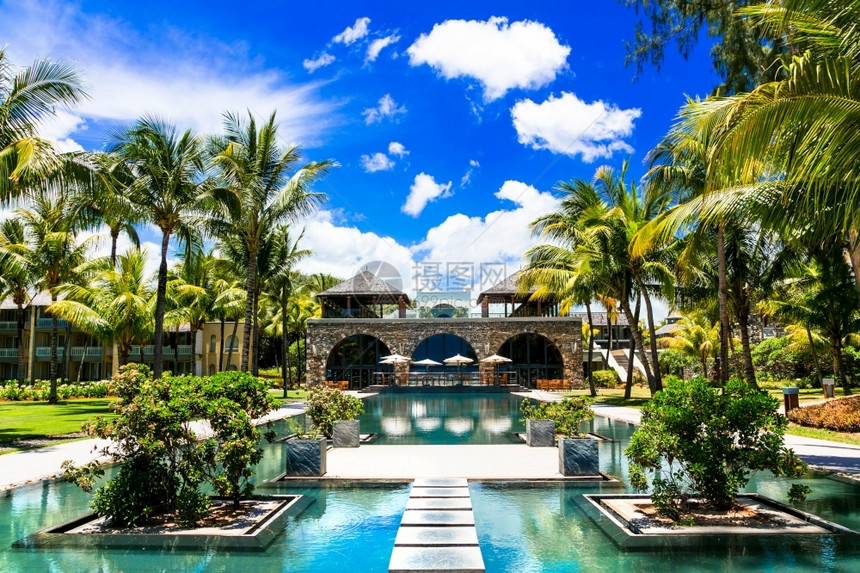 毛里求斯岛度假日设有温泉区和游泳池的毛里求斯岛屿度假村绿松石平房伞图片