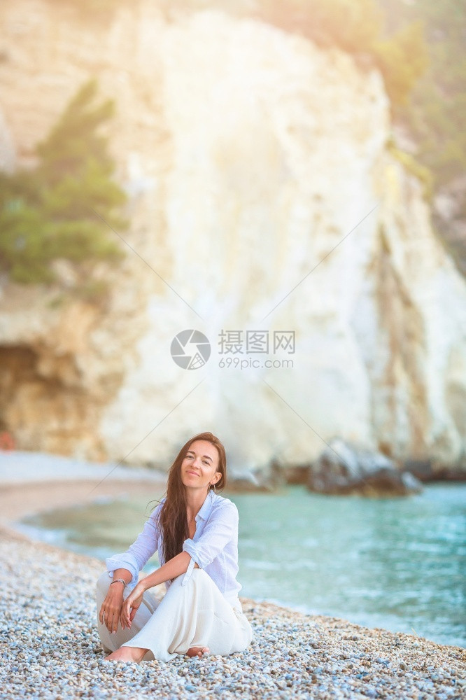 游客闲暇潮汐年轻美丽的女人在热带海滩度假期间白色热带海滩上的年轻美丽女人图片