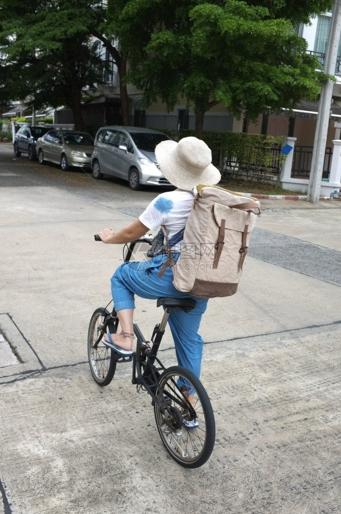 妇女骑着黑色自行车携带箱式送货服务网络横幅设计自行车俱乐部肖像户外年轻的图片