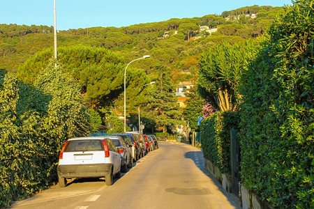 传统的外部停車處意大利厄尔巴岛风景如画的小镇马尔恰纳码头狭窄的街道图片