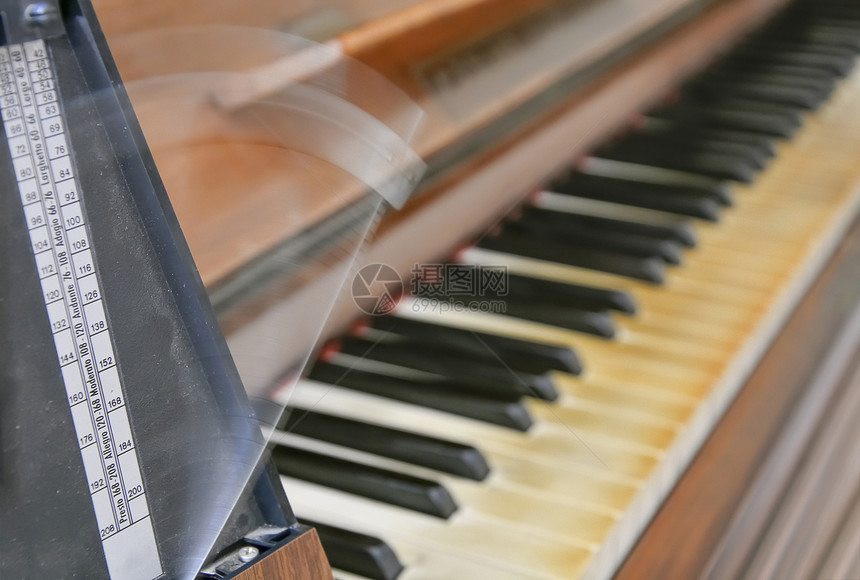 急速新的声音古代节拍器是乐在老木制钢琴上的节奏图片