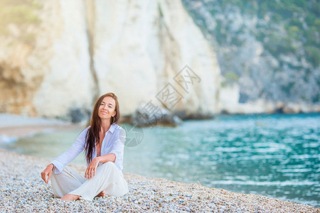 自然丰富多彩的海滩上美丽放松女人白色热带海滩上的年轻美丽女人采取图片