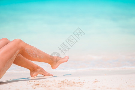 躺在沙滩上放松的女人特写高清图片