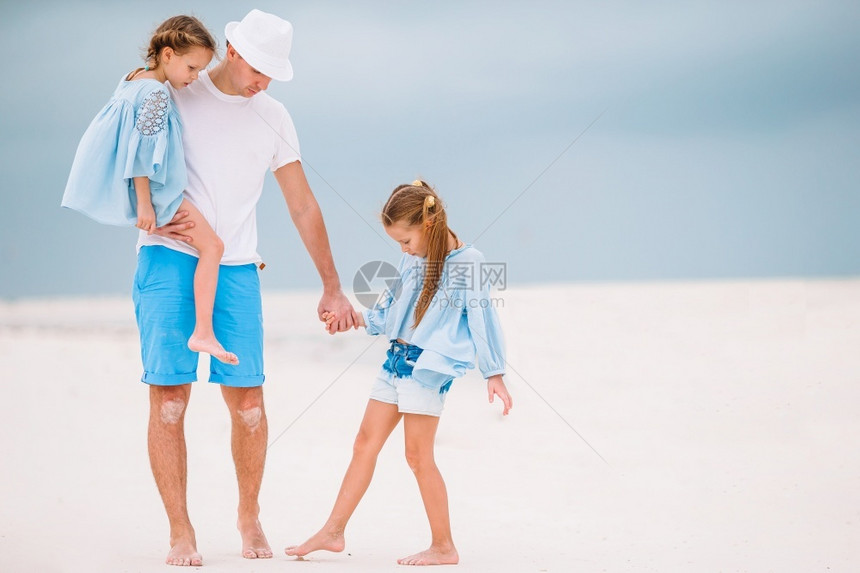 女儿士父亲和孩子们享受海滩热带度假父亲和在海滩上的孩子爸和小自然图片