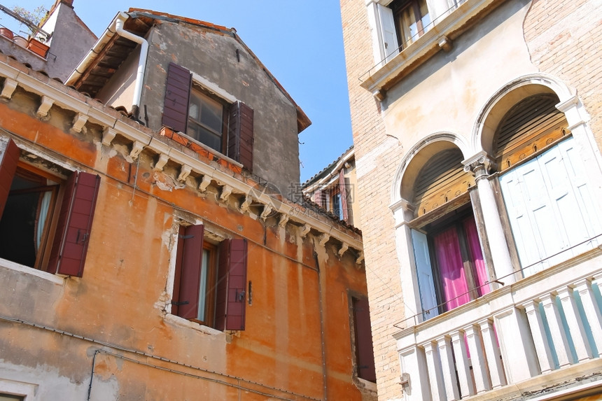 意大利语威尼斯一条街上房屋的facades玻璃阳台图片