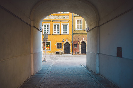轮廓古董旅行华沙老城街从房屋弧线的景象图片