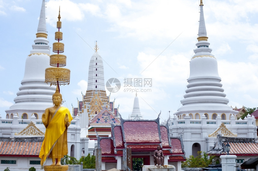 著名的游客佛庙寺塔教堂和雕像背景是天空建造图片