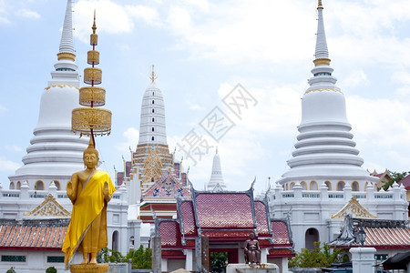 著名的游客佛庙寺塔教堂和雕像背景是天空建造图片