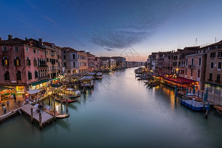 浪漫的天空从意大利威尼斯Rialto桥对大运河的视图灯图片