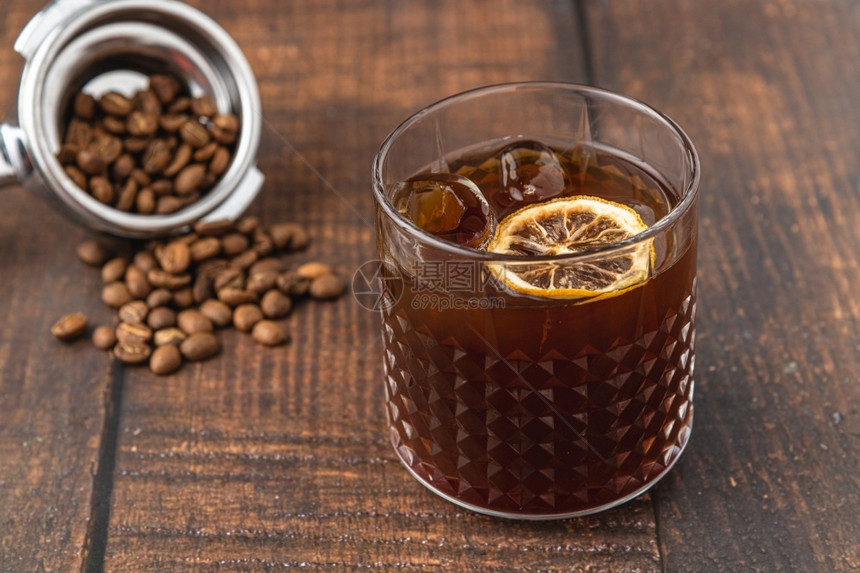 酸橙早晨健康将冰咖啡柠檬水刷在木制桌上晶玻璃杯中图片