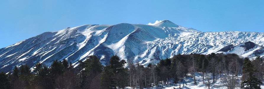 爆发雄伟冬季西里埃特纳火山的雪峰覆盖图片