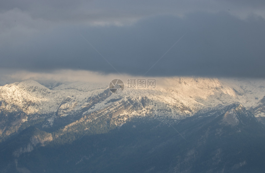 光束夏天在巴伐利亚阿尔卑斯山的阴云多一天景观图片