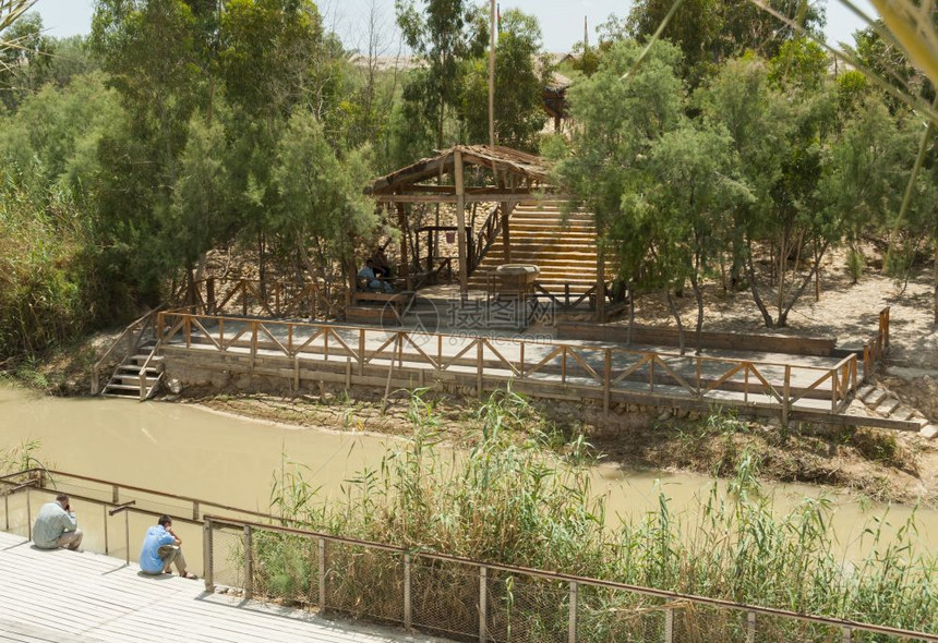银行雅胡德QasrelYahud以色列201年5月2日人们坐在约旦河上的洗礼地点QasrYahud是根据圣经基督在约旦河附近接受图片