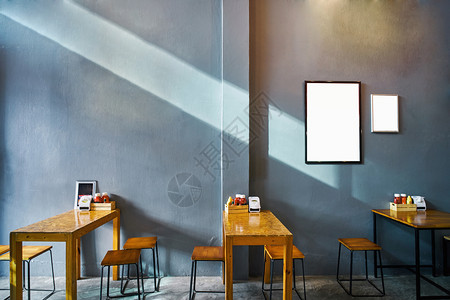 光滑咖啡厅和餐馆复古阁楼风格有光彩褐色的棕木制桌布和深灰水泥墙上阳光浅条纹阴影白空的模拟照片框带剪切路面并有复制空间白色的放松背景图片