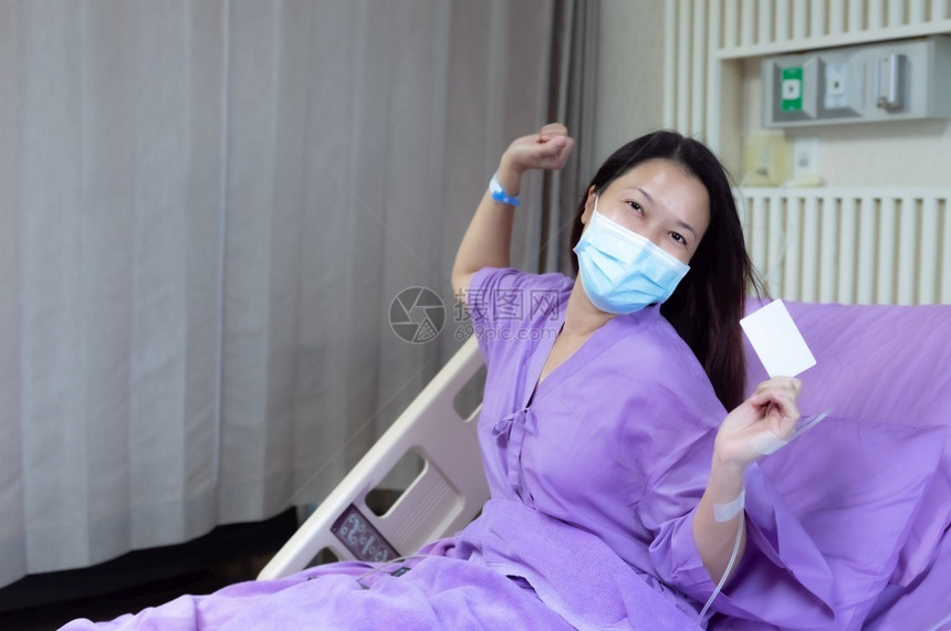 在病床上微笑休息的女病人图片