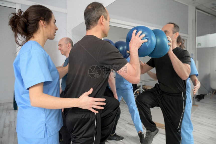 病人药物在职的一群残疾人在康复诊所锻炼高质量照片一群残疾人在康复诊所锻炼图片