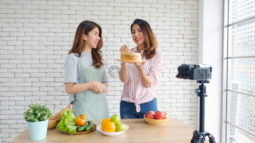 厨房服用亚洲人两位年轻的青女食物博客在录制视频时交谈与快乐刻vlog概念人与科技通讯等图片