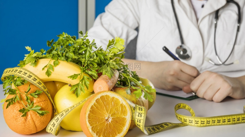 好的饮食带卷尺营养师办公桌的新鲜健康水果高分辨率照片带有卷尺营养师办公桌的新鲜健康水果高品质照片糖尿病图片
