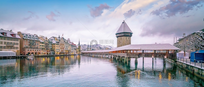 浪漫的历史卢塞恩市中心历史城Lucernne市中心日落时有教堂大桥和瑞士卢塞恩湖目的地图片