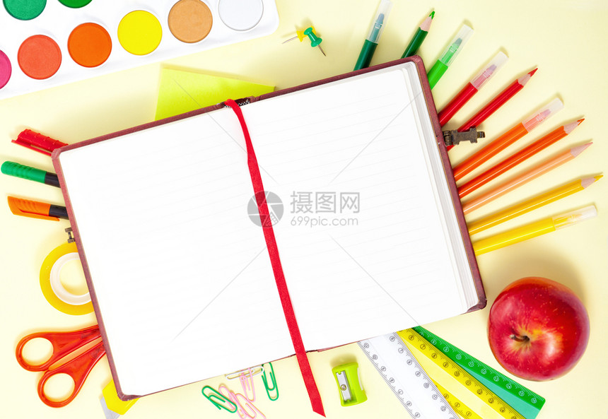 黄色的目回到学校概念空白笔记本彩色壁纸脚红苹果剪刀黄色背景上的绘画盘教育图片