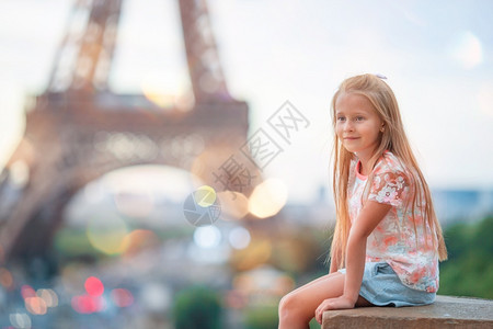 在巴黎铁塔下的小女孩图片