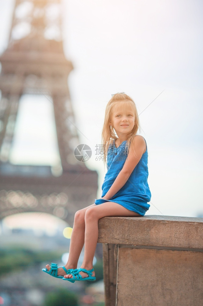 巴黎铁塔下的小女孩图片
