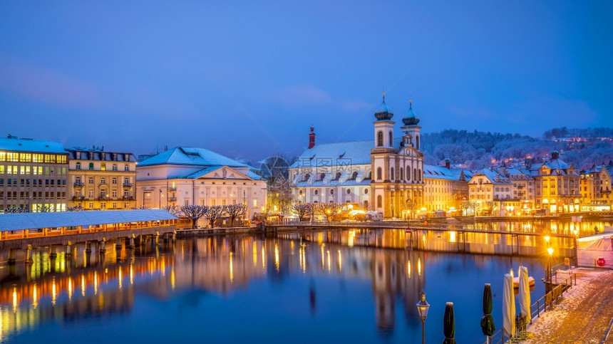 河卢塞恩市中心历史城Lucernne市中心日落时有教堂大桥和瑞士卢塞恩湖黄昏阿尔卑斯山图片