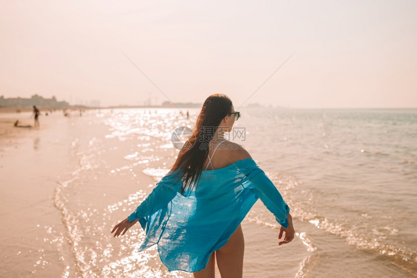 在海滩上放松的年轻美女图片
