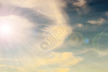 自由美丽的太阳光照在云彩的天空上用镜头耀斑蓬松的射线图片