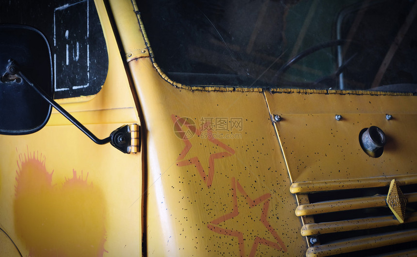 商业机械荷兰一辆废弃旧黄色卡车的前部一辆废弃旧黄色卡车的前部格栅图片