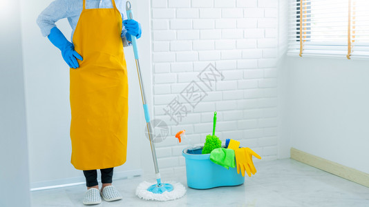 洗涤剂青年女管家或拖把清洁地板上洗衣涤戴防护手套家务清洁服女器图片