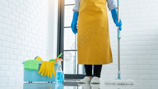 青年女管家或拖把清洁地板上洗衣涤戴防护手套家务清洁服工作度家庭图片